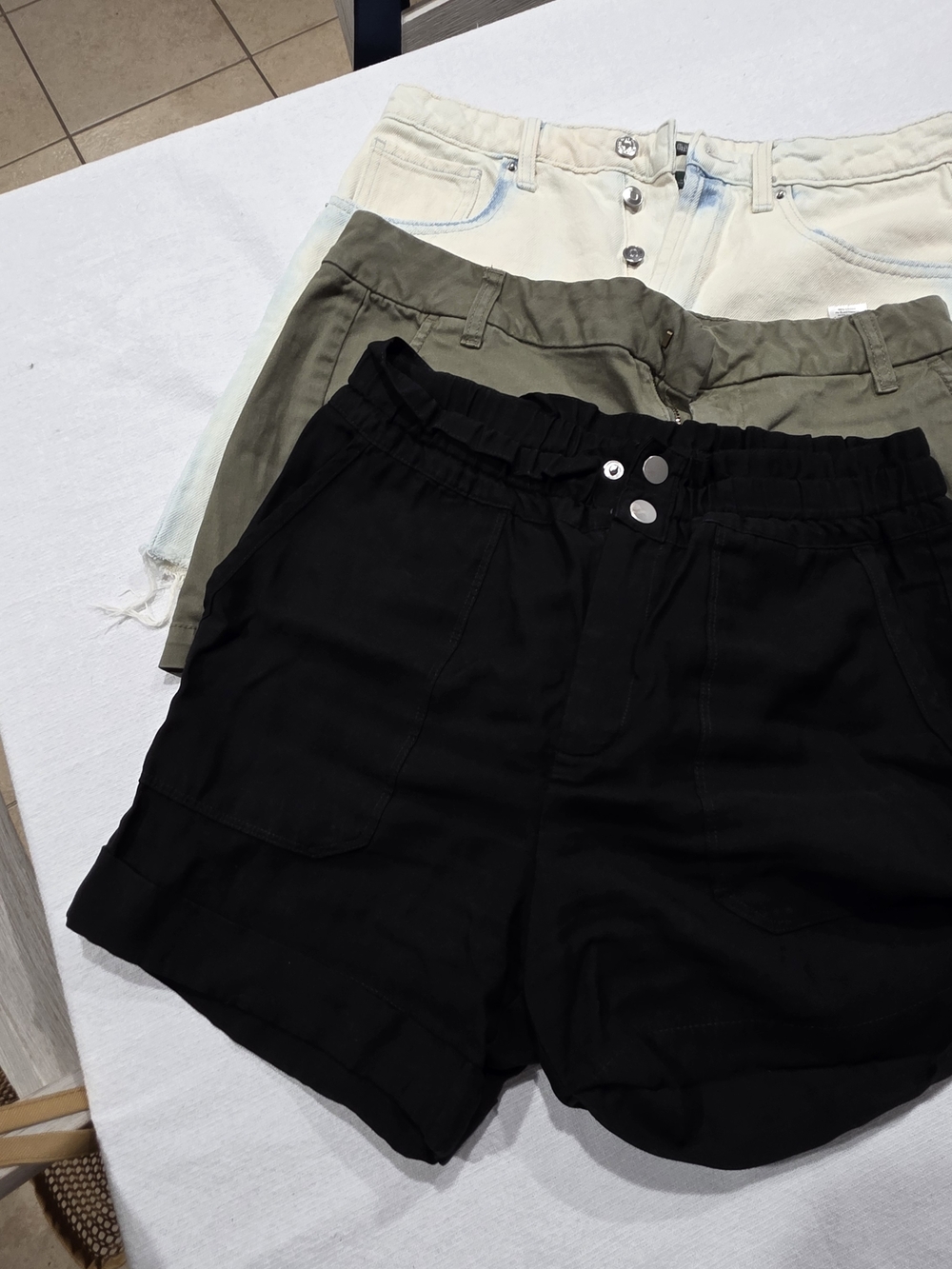 Womoen Bundle Of 3 Pairs Of  Shorts Size 6 Blavk And 8